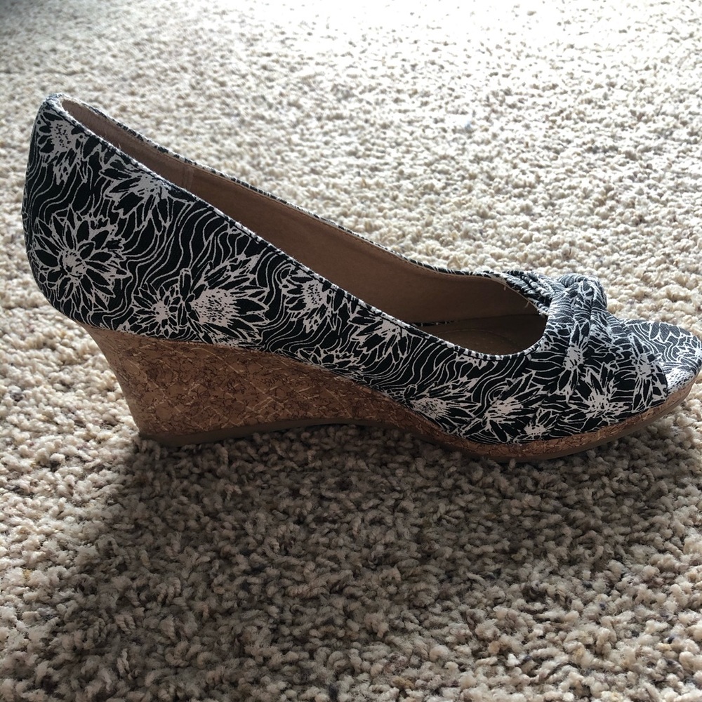 NEW Dexflex Comfort Patterned Peep Toe Wedges